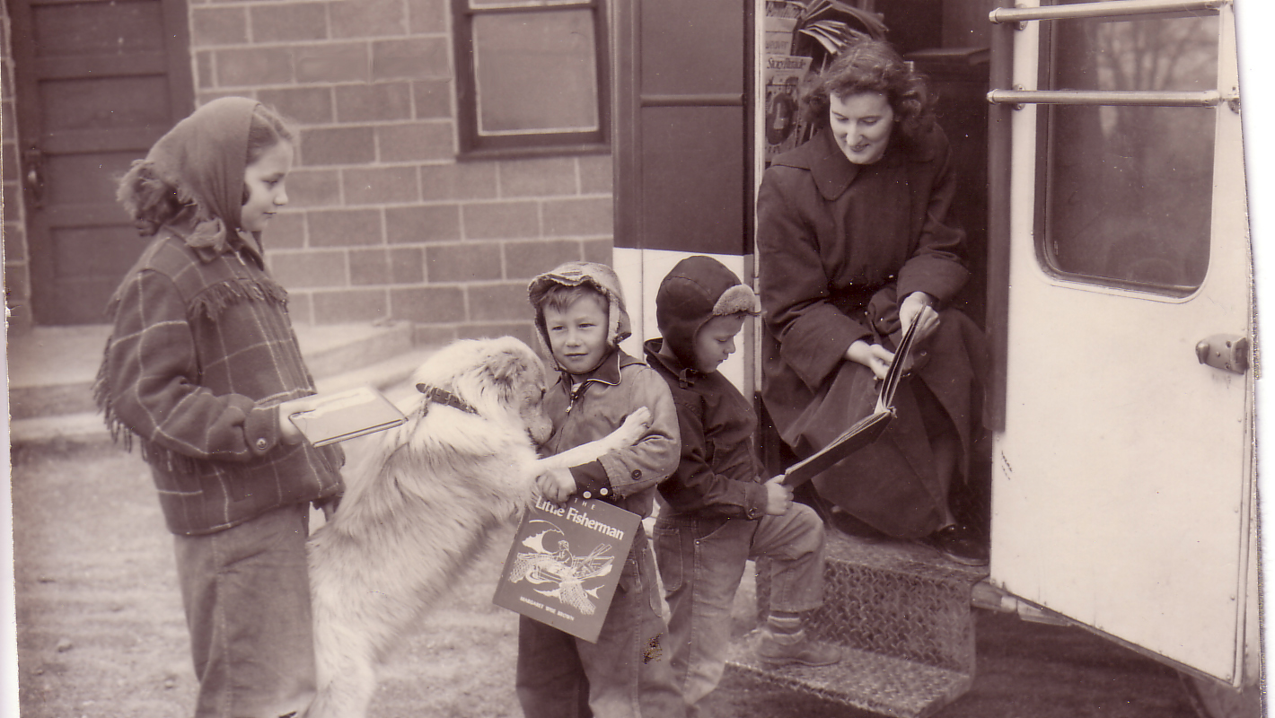 Children and dog and staff at the old MCLS Bookmobile